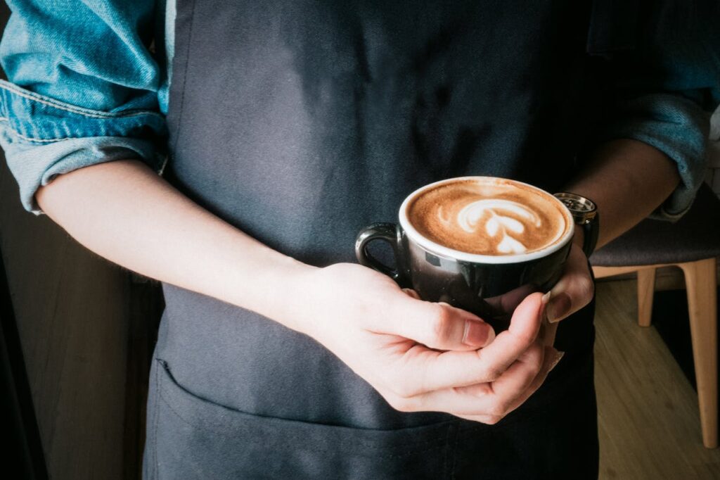 Salidas profesionales tras un curso de camarero/a + barista: cafés, hoteles, resorts y empleo fijo